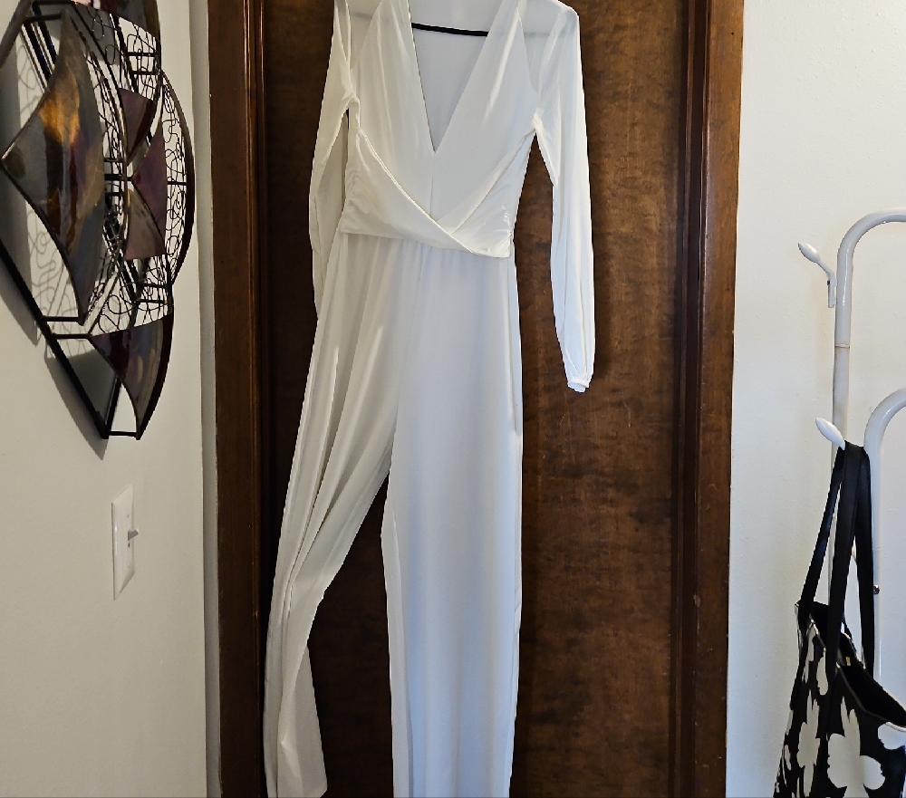HALARA White Knit Jumpsuit with V-Neck